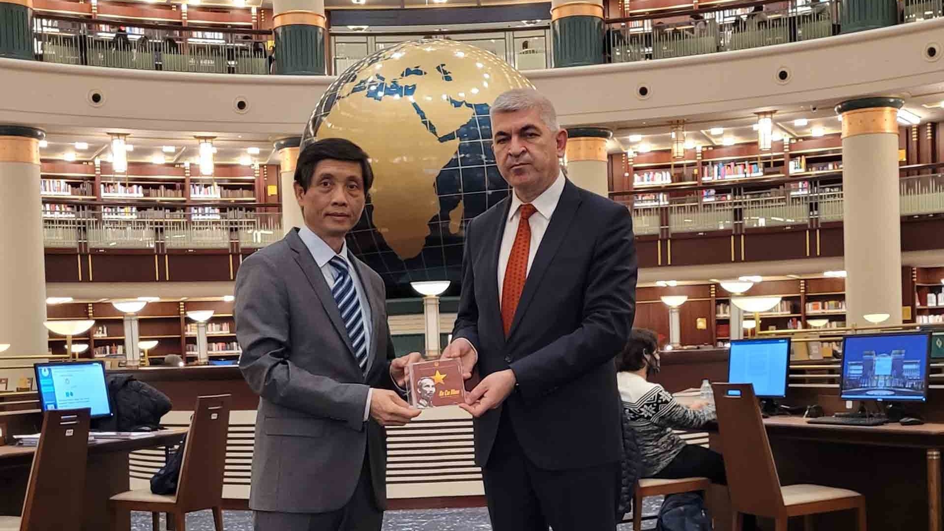 trao tang dia dvd phim ve chu tich ho chi minh cho thu vien phu tong thong tho nhi ky