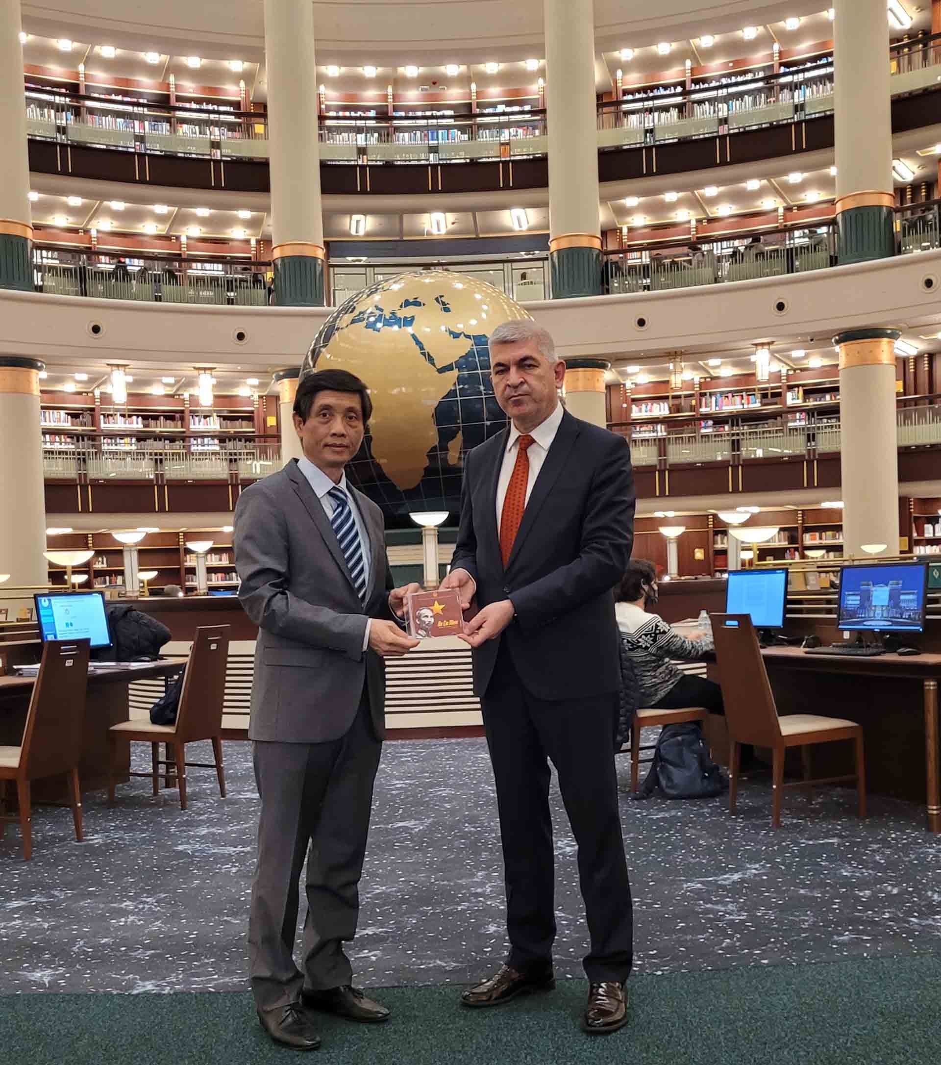 Trao tặng đĩa DVD phim về Chủ tịch Hồ Chí Minh cho Thư viện Phủ Tổng thống Thổ Nhĩ Kỳ