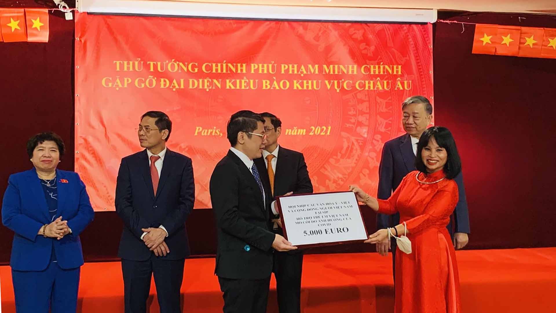 Hiệp hội Nhịp cầu Văn hóa Italy-Việt Nam tại Italy và Cộng đồng người Việt Nam tại Cyprus đã quyên góp ủng hộ 5000 Euro.