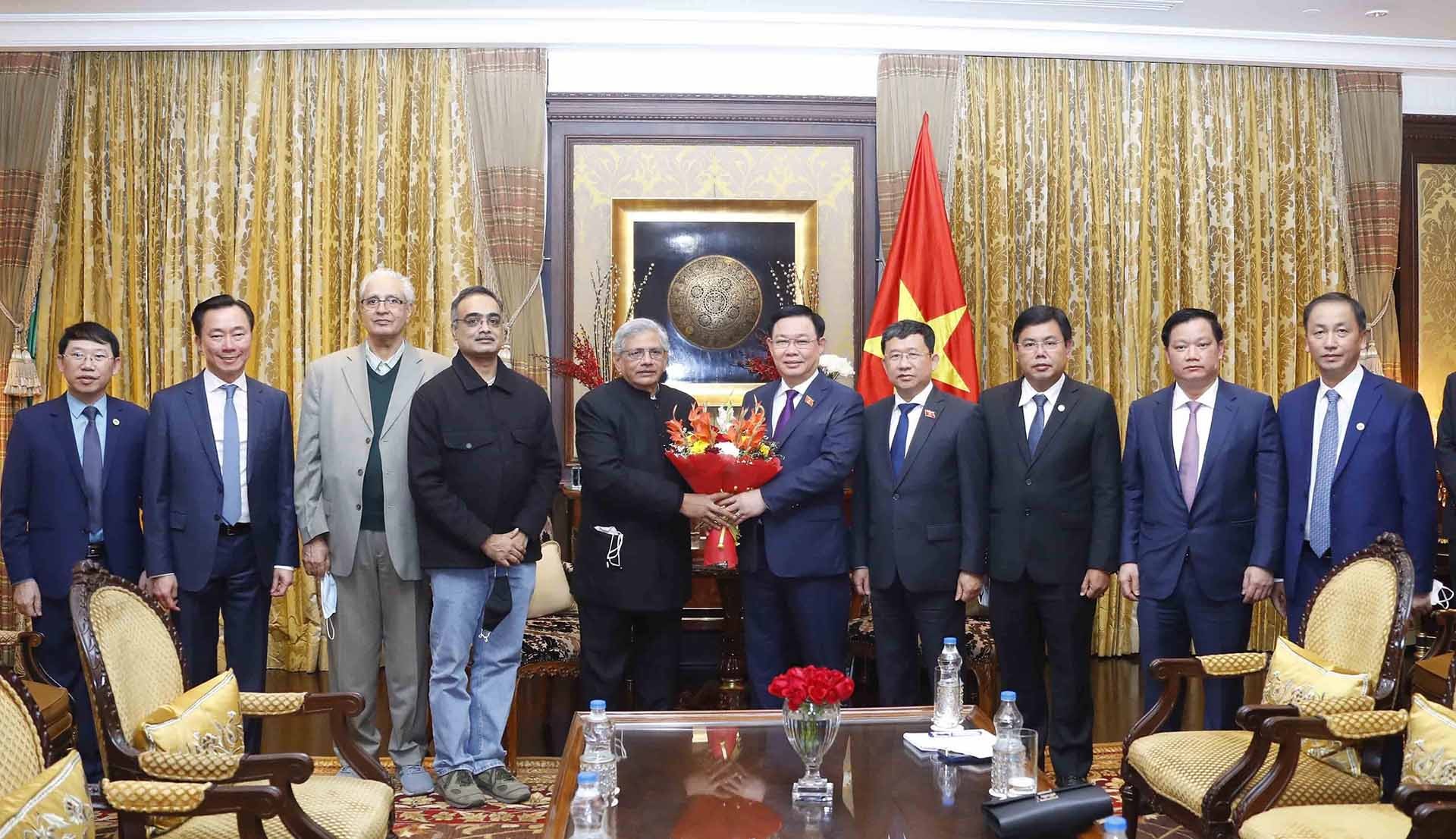 Chủ tịch Quốc hội Vương Đình Huệ tiếp Tổng bí thư Đảng Cộng sản Ấn Độ Mác xít (CPI-M) Sitaram Yechury. (Nguồn: TTXVN)