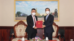 Thứ trưởng Ngoại giao Lào tiếp Tổng Lãnh sự Việt Nam tại Paksé đến chào xã giao và trình Thư ủy nhiệm lãnh sự