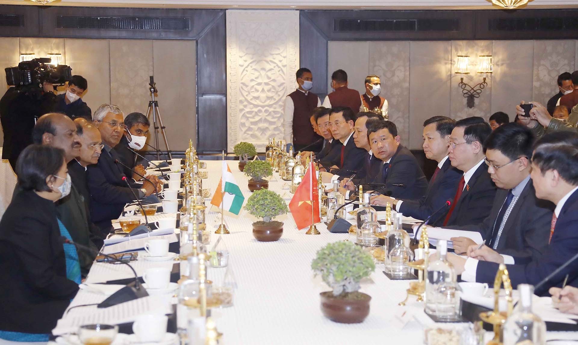 Chủ tịch Quốc hội Vương Đình Huệ hội đàm với Chủ tịch Hạ viện Ấn Độ Om Birla. (Nguồn: TTXVN)