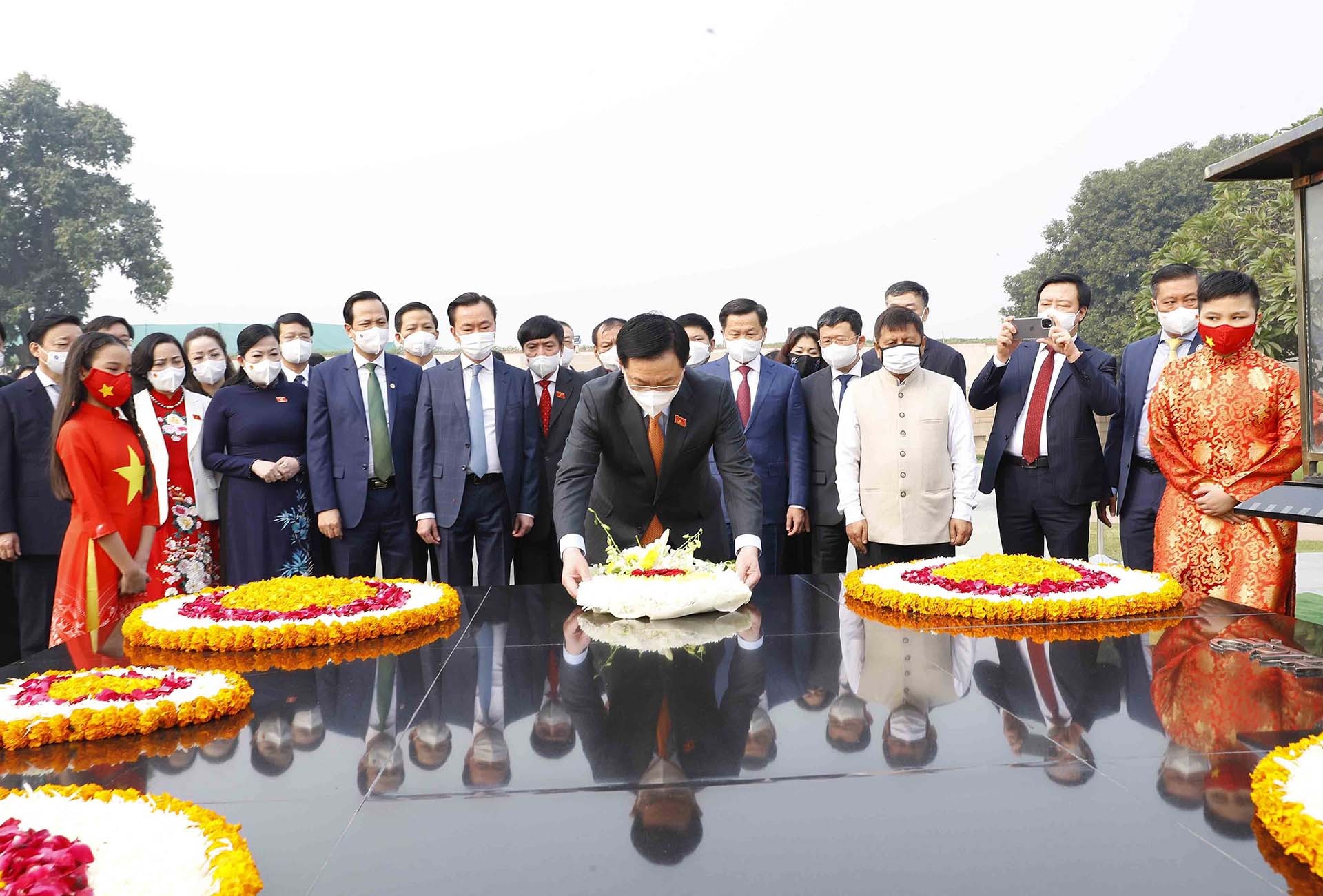 Chủ tịch Quốc hội Vương Đình Huệ dâng hoa tại Đài tưởng niệm Mahatma Gandhi tại thủ đô New Delhi. (Nguồn: TTXVN)