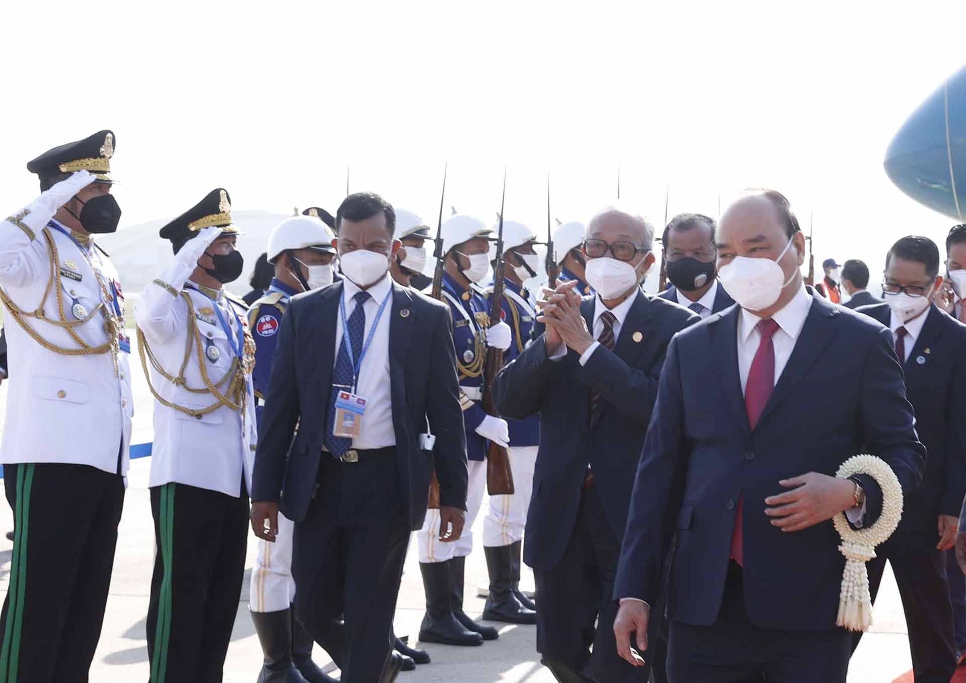 Chủ tịch nước Nguyễn Xuân Phúc đến Phnom Penh, bắt đầu chuyến thăm cấp nhà nước Vương quốc Campuchia