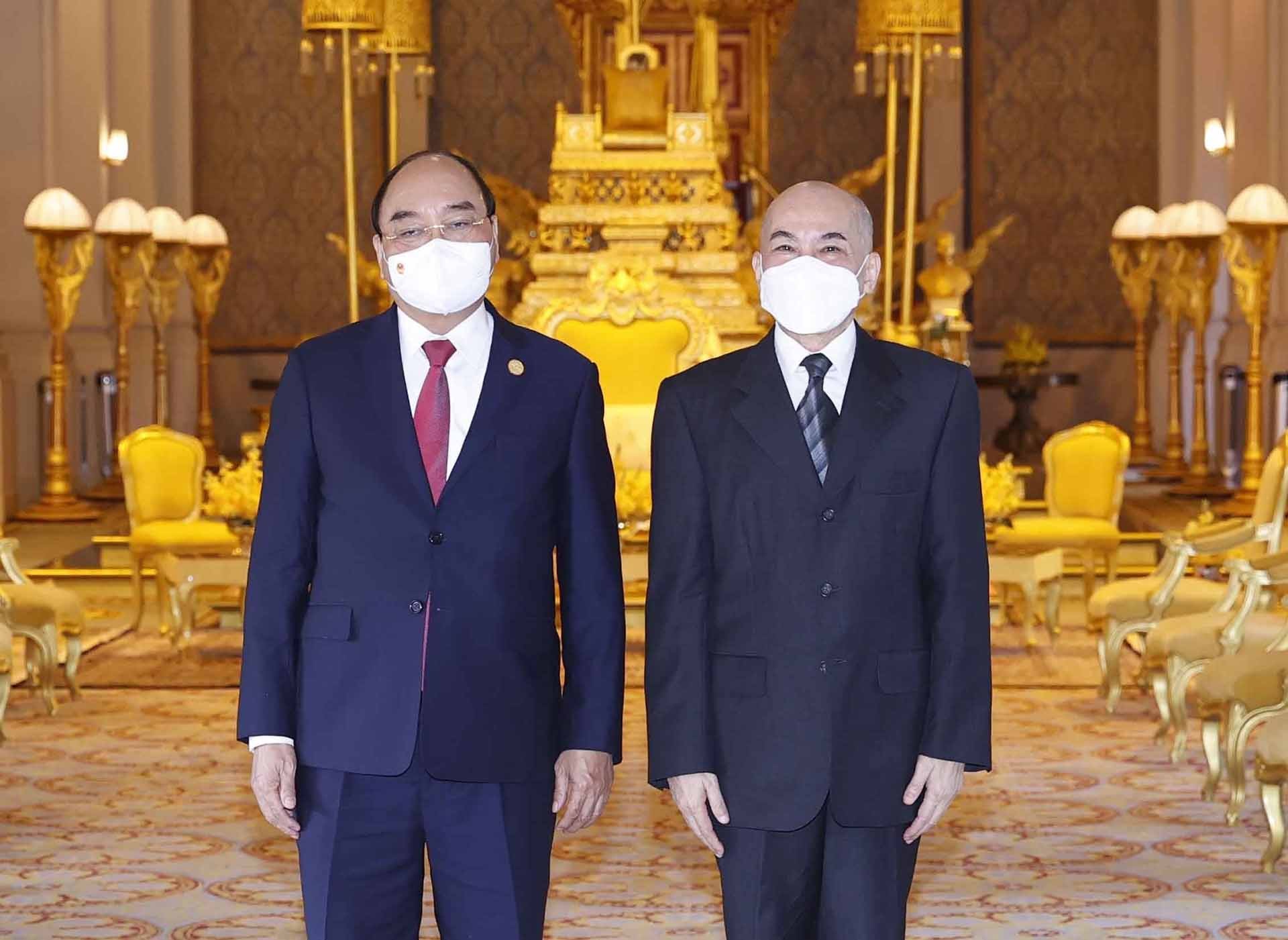 Chủ tịch nước Nguyễn Xuân Phúc và Quốc vương Campuchia Norodom Sihamoni tại Cung điện Hoàng gia Campuchia. (Nguồn: TTXVN)