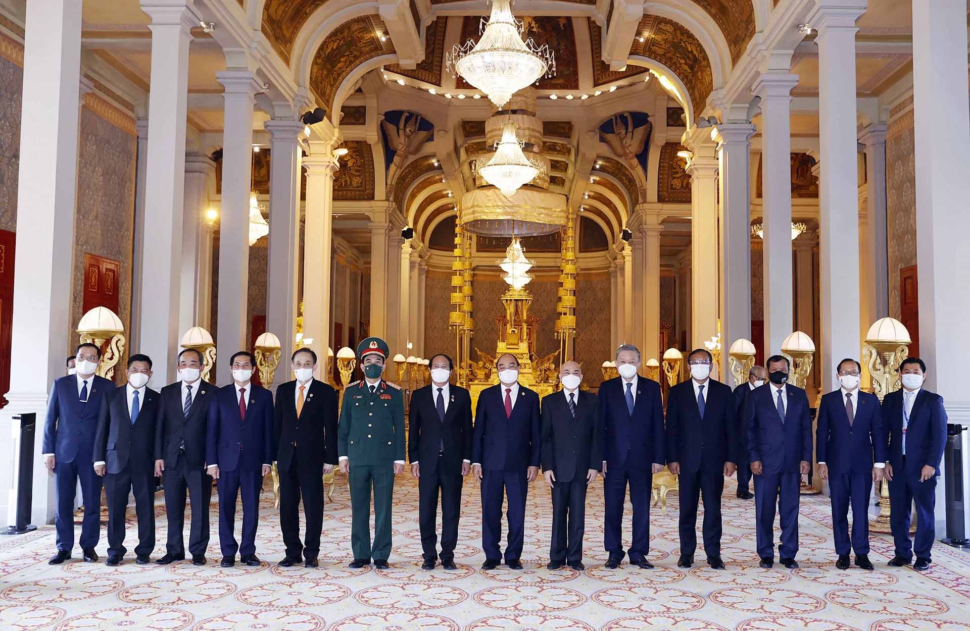 Chủ tịch nước Nguyễn Xuân Phúc và Quốc vương Norodom Sihamoni cùng các thành viên Đoàn đại biểu cấp cao Việt Nam tại Cung điện Hoàng gia Campuchia. (Nguồn: TTXVN)