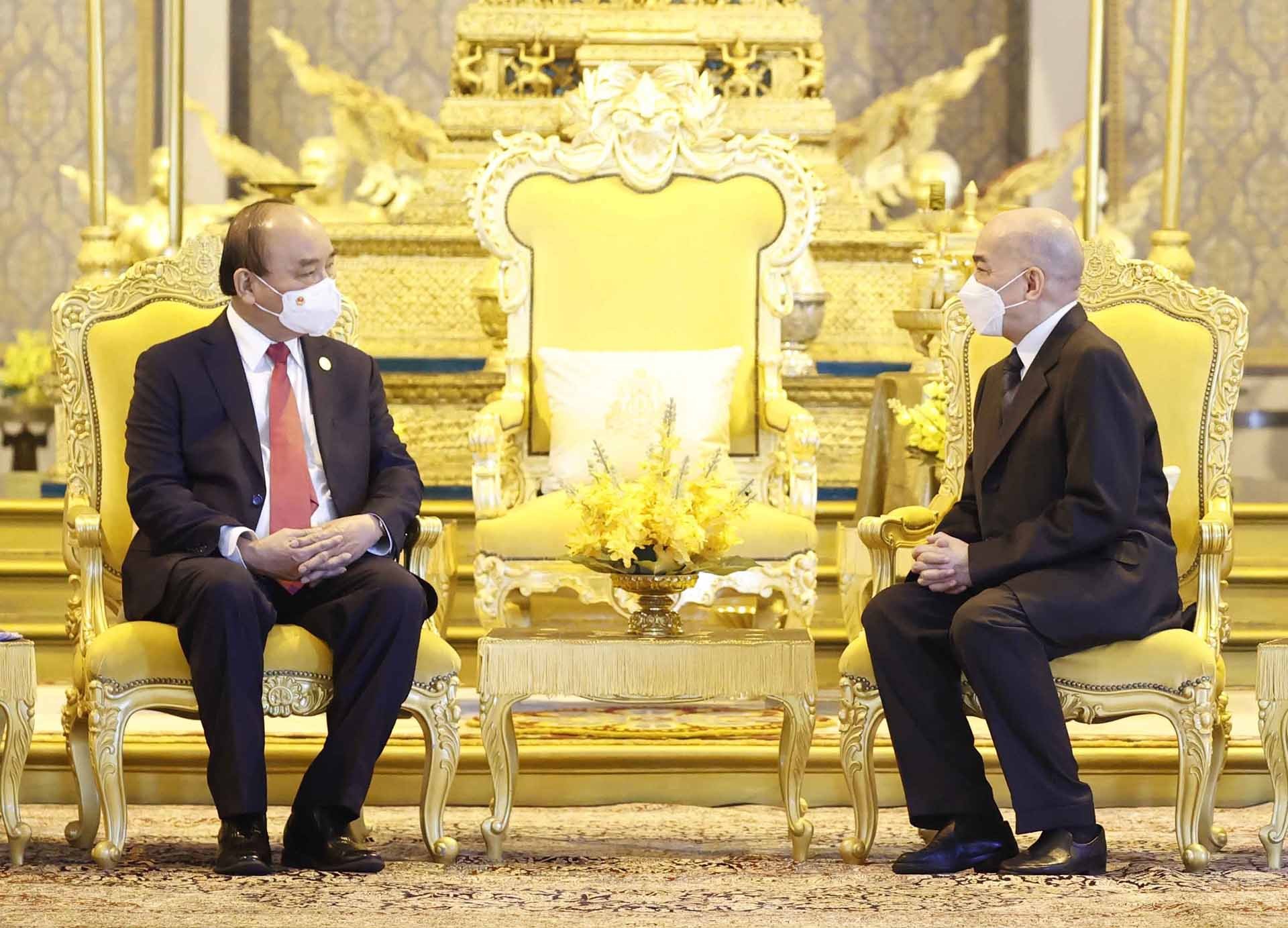 Chủ tịch nước Nguyễn Xuân Phúc hội kiến Quốc vương Campuchia Norodom Sihamoni tại Cung điện Hoàng gia Campuchia. (Nguồn: TTXVN)