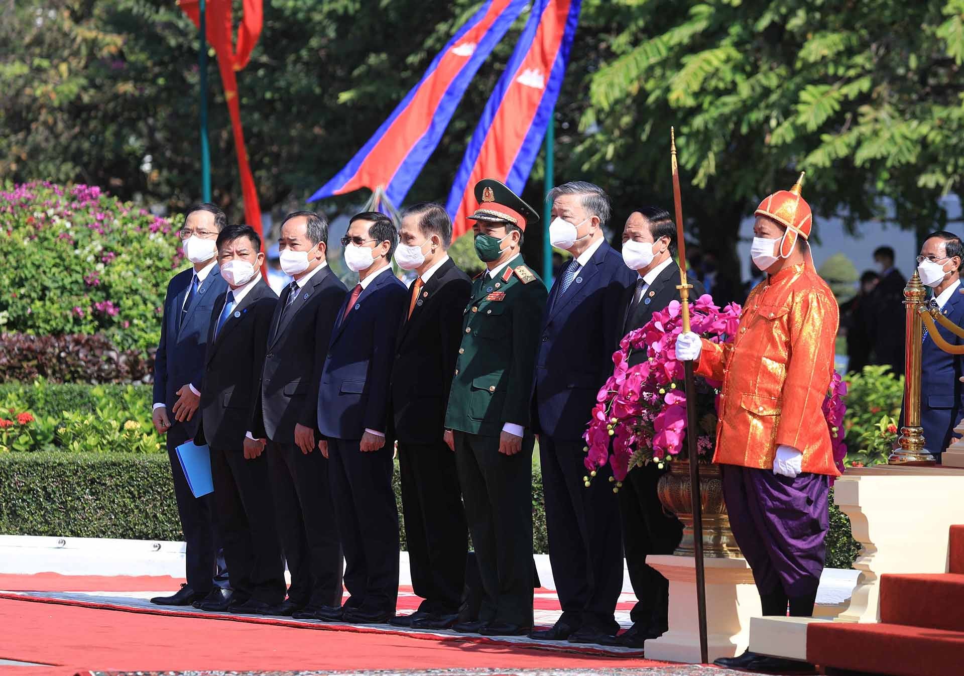 Các thành viên Đoàn đại biểu cấp cao Việt Nam tham dự Lễ đón ở Cung điện Hoàng gia Campuchia. (Nguồn: TTXVN)