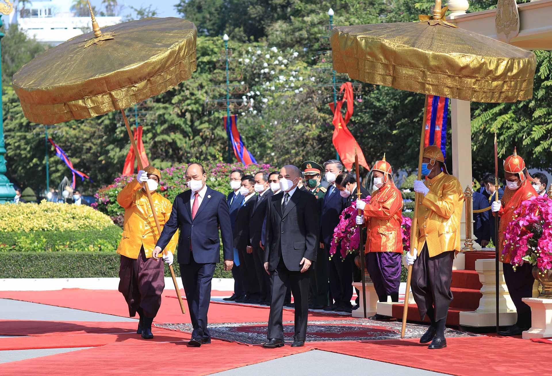 Quốc vương Campuchia Norodom Sihamoni chủ trì Lễ đón Chủ tịch nước Nguyễn Xuân Phúc tại Cung điện Hoàng gia. (Nguồn: TTXVN)