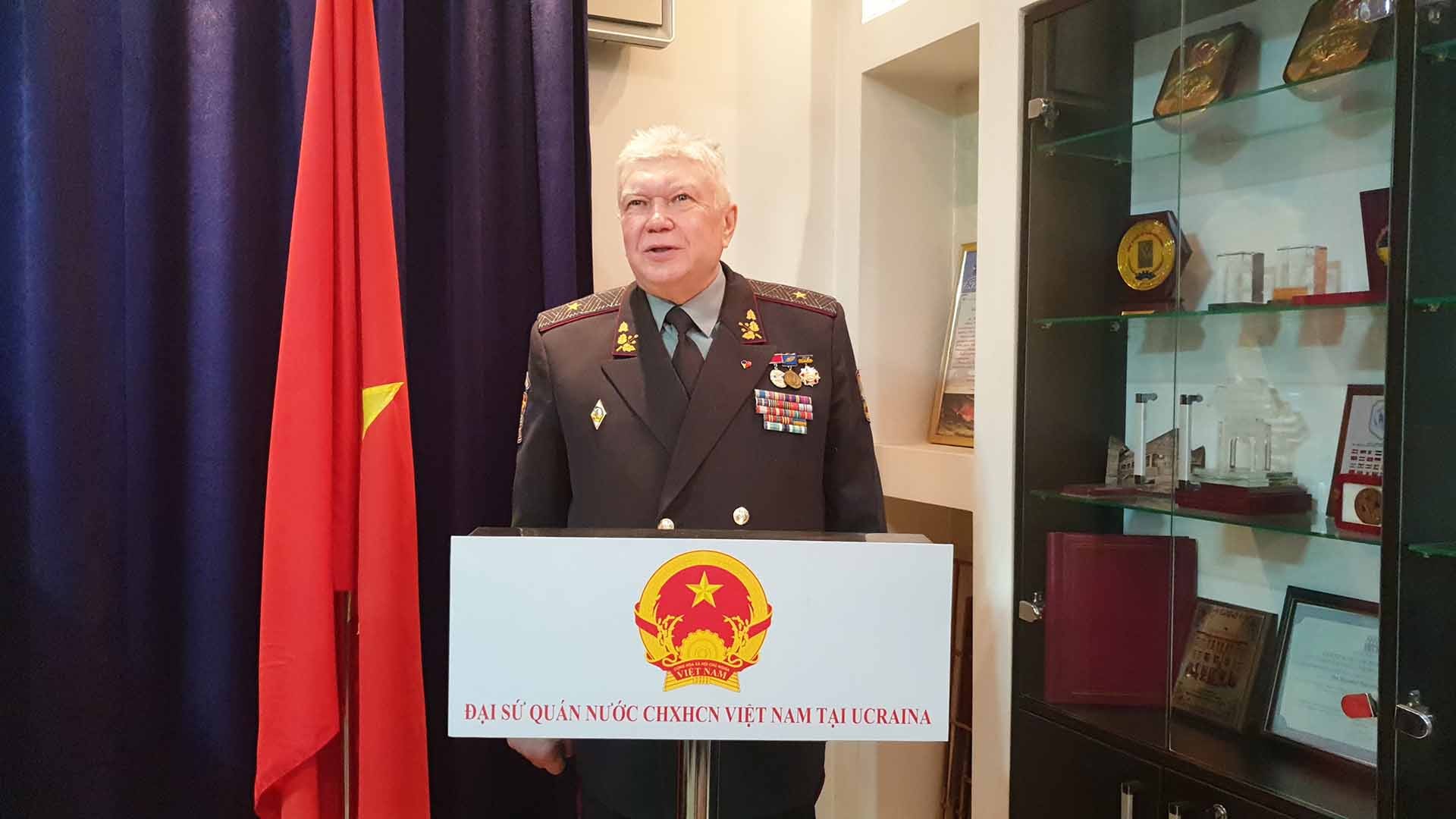 Thiếu tướng Popovich Vladimir Vasilievich, Chủ tịch Hội Cựu chiến binh Ukraine phát biểu tại Lễ kỷ niệm.