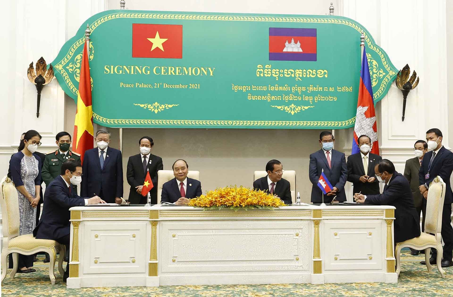 Chủ tịch nước Nguyễn Xuân Phúc và Thủ tướng Campuchia Samdech Techo Hun Sen chứng kiến lễ ký kết và trao đổi văn kiện hợp tác giữa hai nước. (Nguồn: TTXVN)
