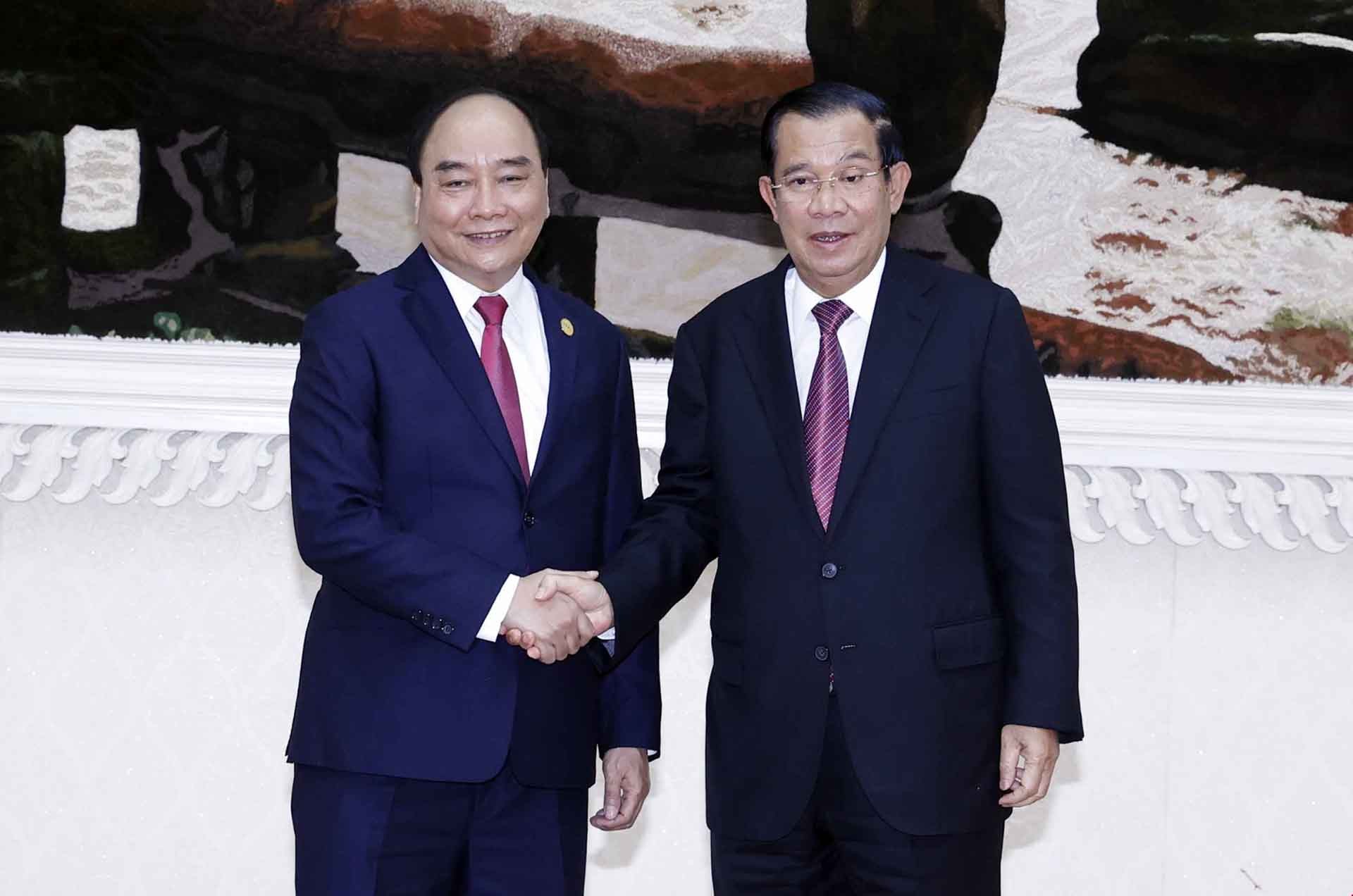 Chủ tịch nước Nguyễn Xuân Phúc hội kiến Thủ tướng Campuchia Samdech Techo Hun Sen. (Nguồn: TTXVN)
