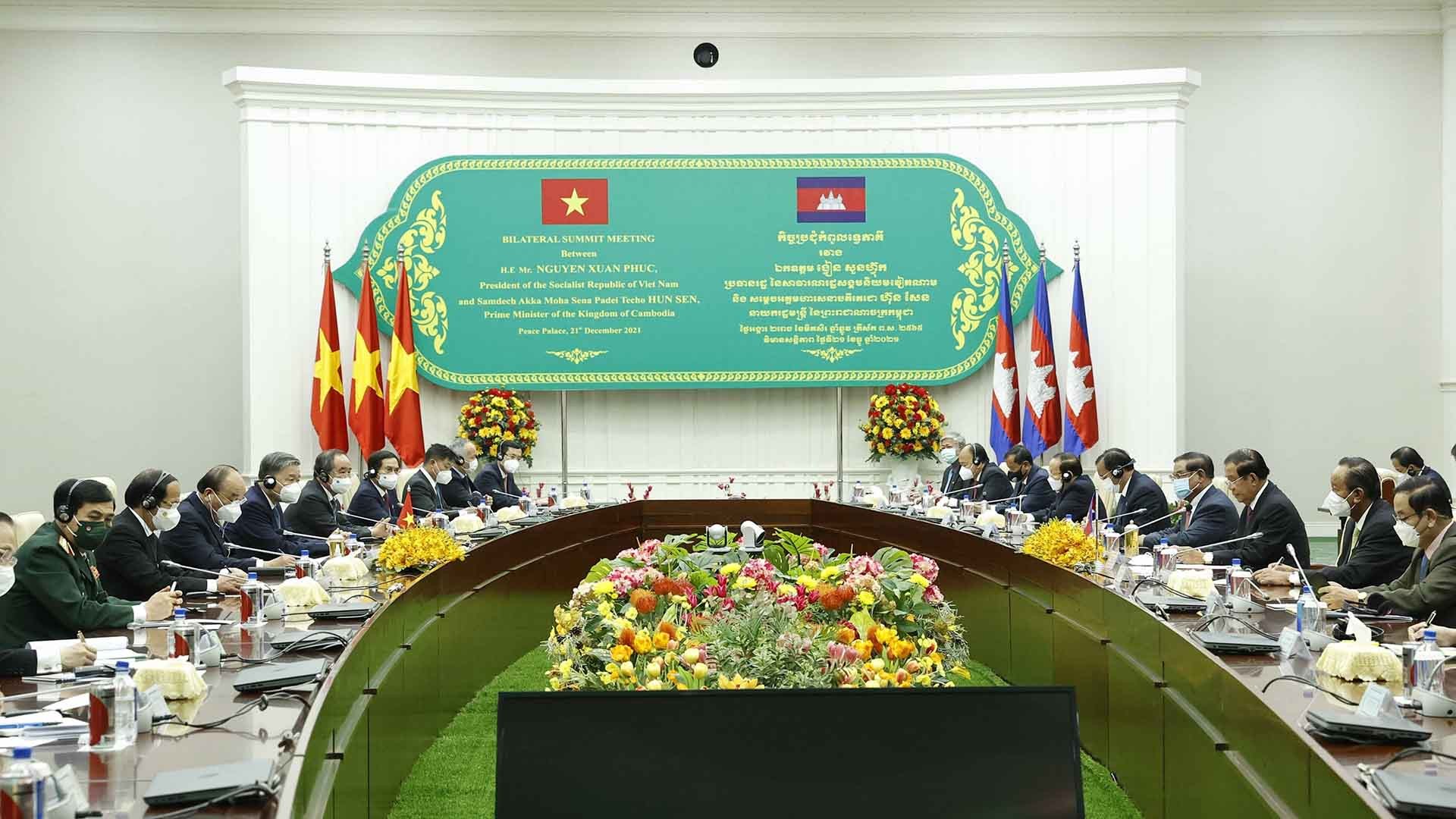 Chủ tịch nước Nguyễn Xuân Phúc hội kiến Thủ tướng Campuchia Samdech Techo Hun Sen. (Nguồn: TTXVN)