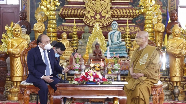 Chủ tịch nước Nguyễn Xuân Phúc thăm các vị Đại tăng thống Campuchia