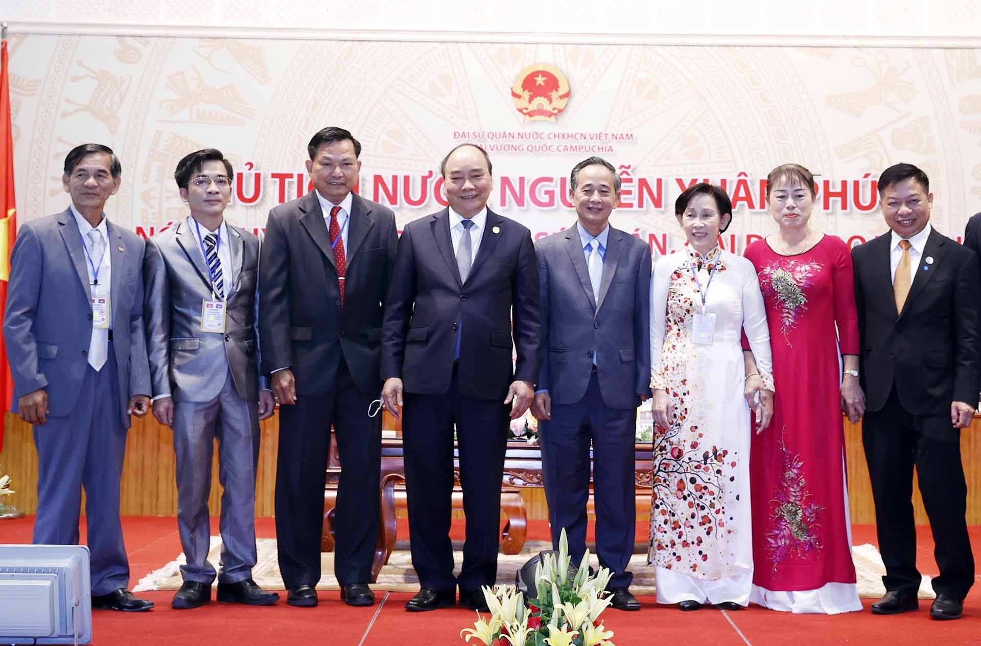 Chủ tịch nước Nguyễn Xuân Phúc với cộng đồng người Việt Nam tại Campuchia. (Nguồn: TTXVN)