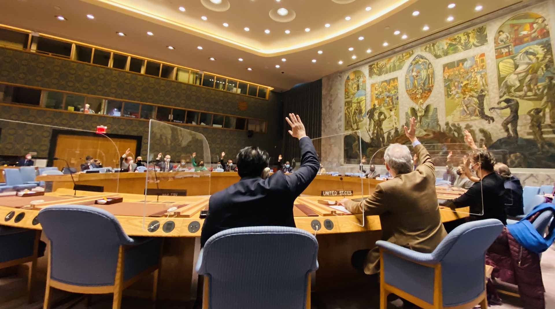 Hội đồng Bảo an Liên hợp quốc (HĐBA LHQ) đã thông qua 2 nghị quyết liên quan tới hoạt động cứu trợ nhân đạo tại Afghanistan và tăng cường các biện pháp cấm vận vũ khí bất hợp pháp tại một số địa bàn trong chương trình nghị sự của HĐBA.