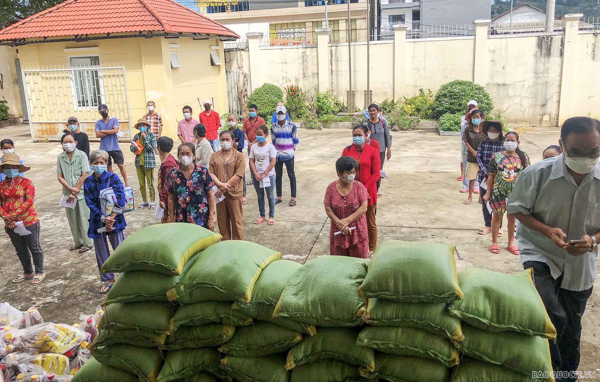 Lễ phát quà đã diễn ra trong khuôn viên Tổng Lãnh sự quán Việt Nam vào sáng ngày 24/12.