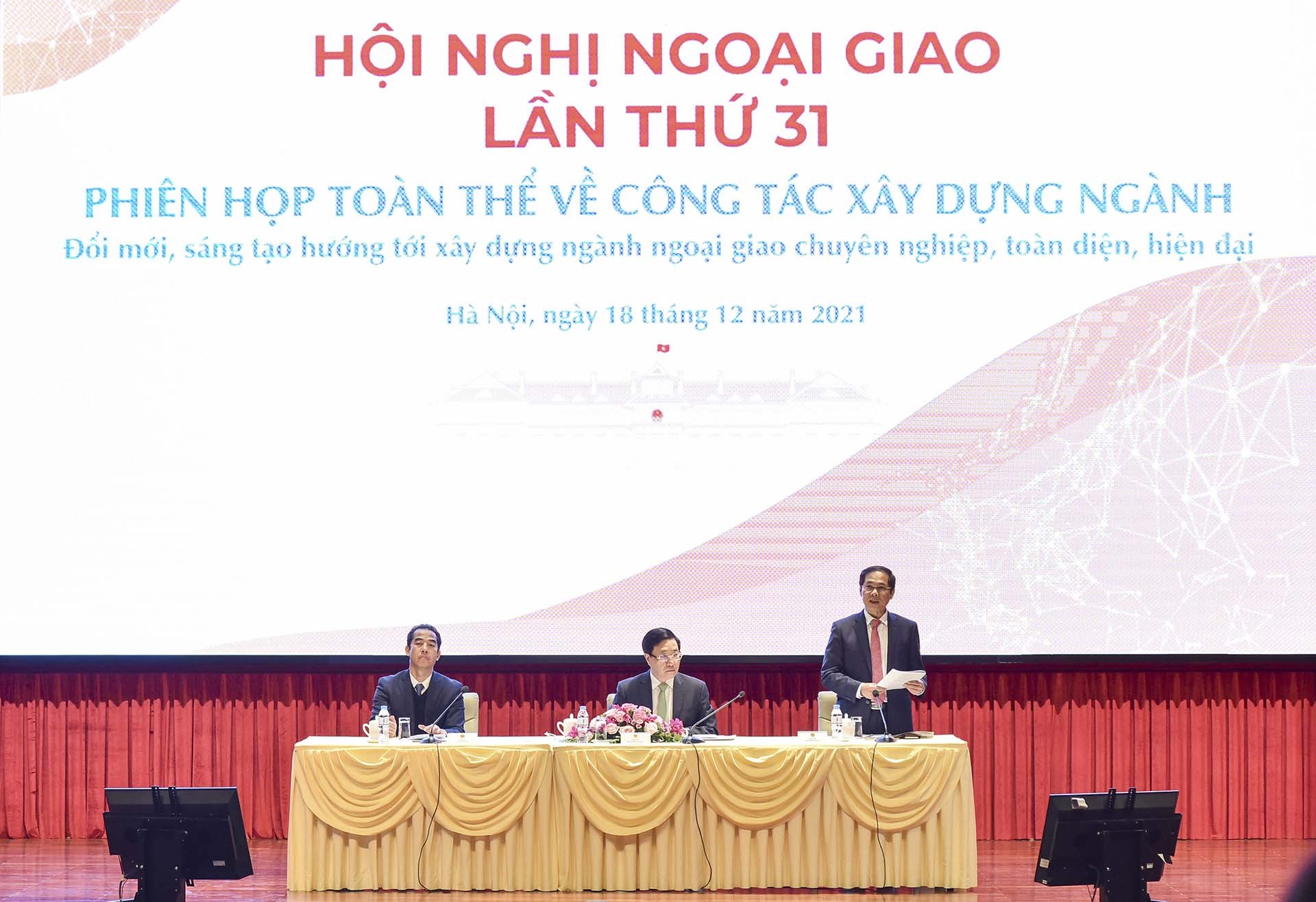 Toàn cảnh Phiên họp toàn thể về công tác xây dựng ngành trong khuôn khổ Hội nghị Ngoại giao lần thứ 31 ngày 18/12. (Ảnh: Nguyễn Hồng)
