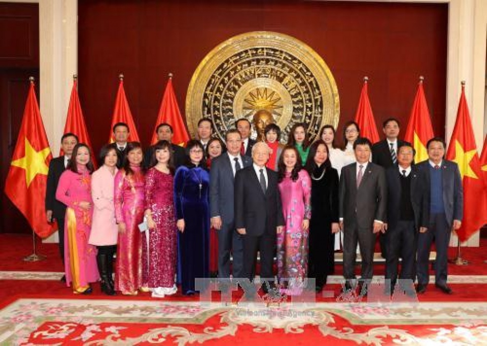 to ng bi thu nguye n phu tro ng tham noi chuyen voi can bo da i su qua n vie t nam ta i trung quo c