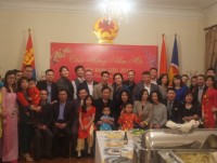 am ap tet doan vien cua gia dinh khiem thi nguoi viet tai nhat ban