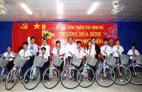 Phó Thủ tướng Trương Hòa Bình tặng quà học sinh nghèo hiếu học