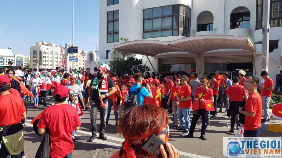 tran viet nam iran co dong vien viet nam nhuom do san van dong truoc gio bong lan