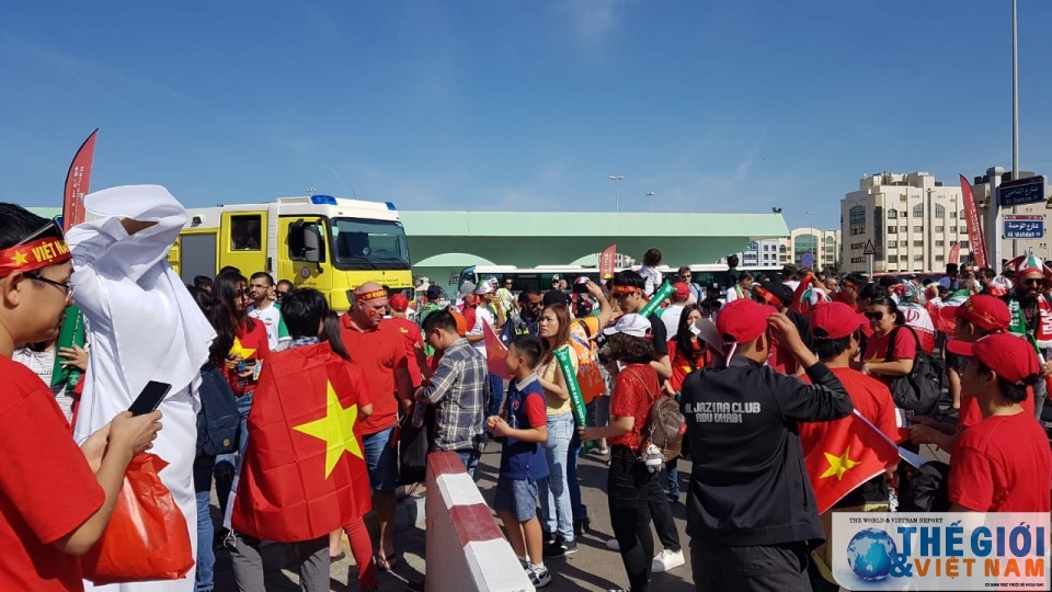 tran viet nam iran co dong vien viet nam nhuom do san van dong truoc gio bong lan