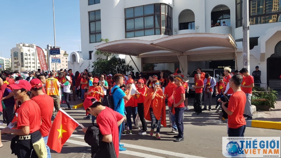 tran viet nam iran co dong vien viet nam nhuom do san van dong truoc gio bong lan