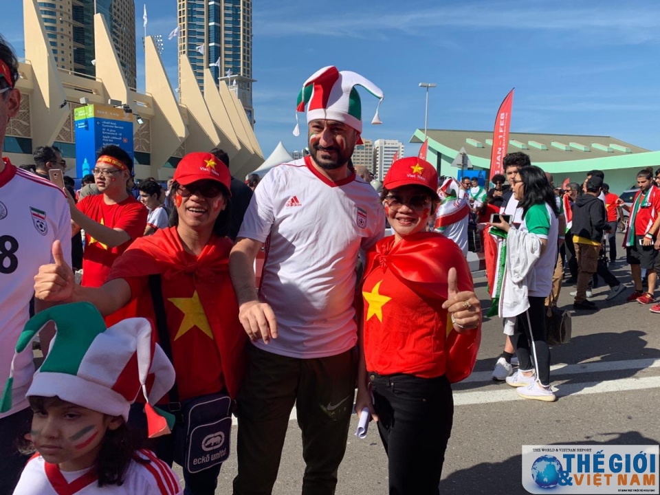 tran viet nam iran co dong vien viet nam nhuom do san van dong truoc gio bong lan