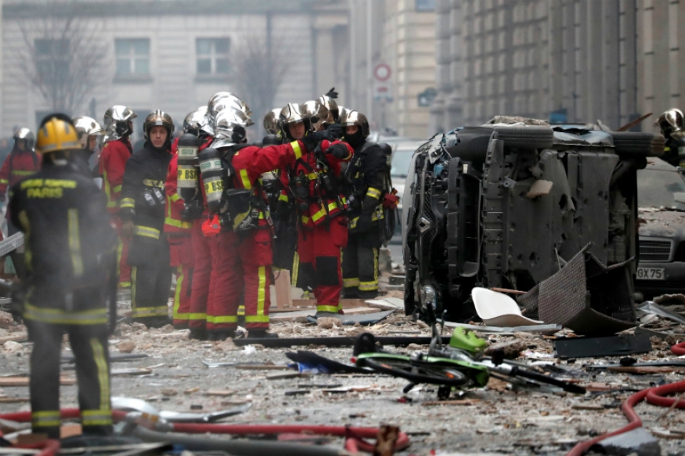hien truong tan hoang sau vu no o trung tam paris