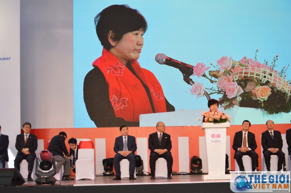 viet nam nhat ban cung nam chat tay nhau trong nang dep chan hoa