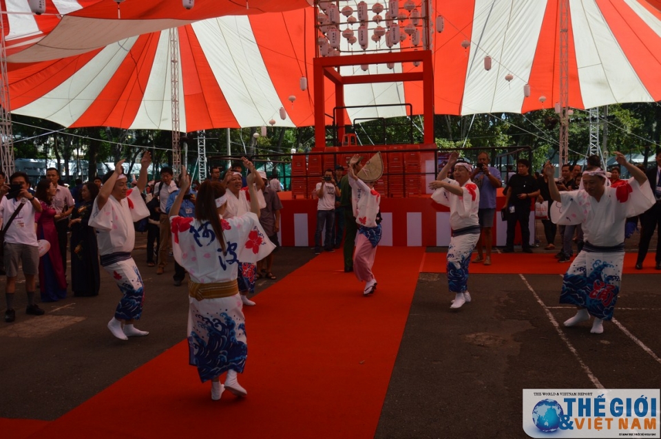 viet nam nhat ban cung nam chat tay nhau trong nang dep chan hoa