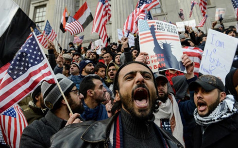 my tong thong trump hoan ban hanh sac lenh nhap cu moi