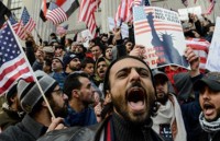 tham phan derrick watson chan sac lenh nhap cu moi cua tong thong my