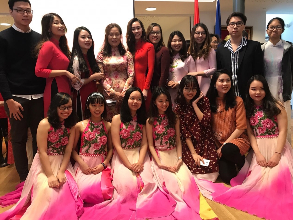 sac mau tet viet o ha lan