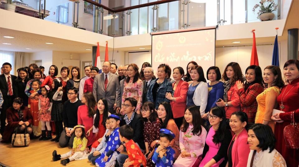 sac mau tet viet o ha lan