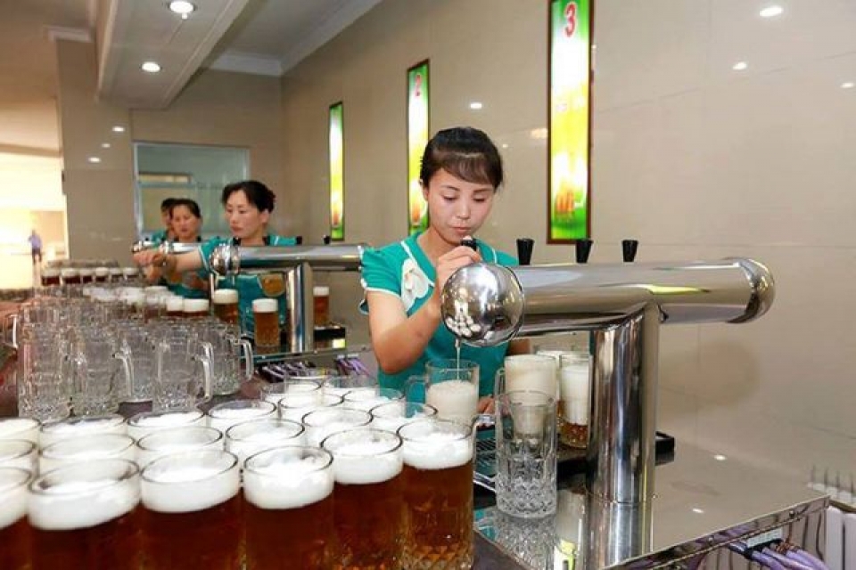 ben trong quan bar ky la khong ghe ngoi o trieu tien