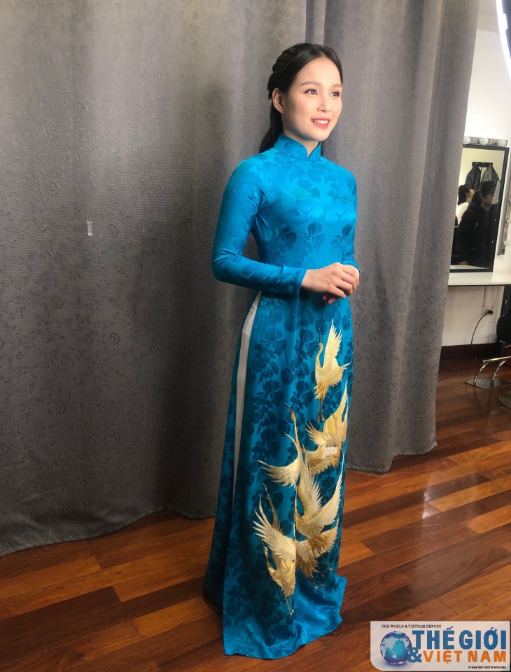 than thai hut hon cua co gai mac ao dai xanh tang hoa cho tong thong trump