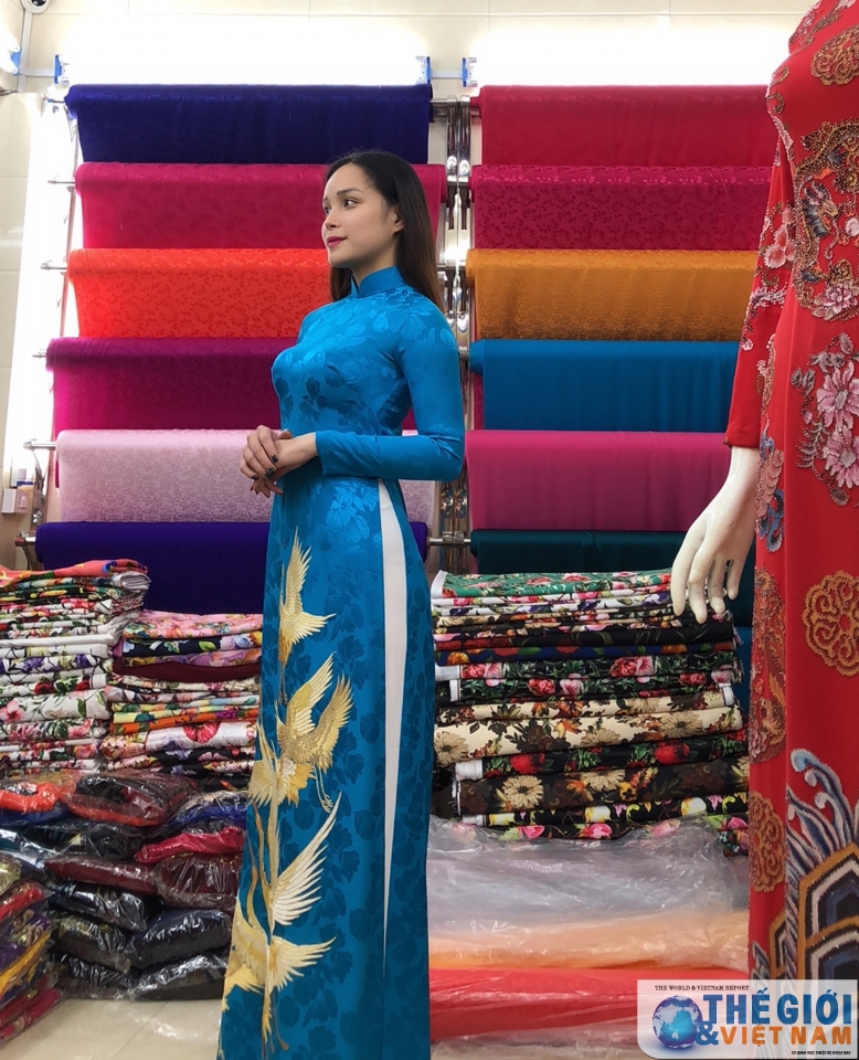 than thai hut hon cua co gai mac ao dai xanh tang hoa cho tong thong trump