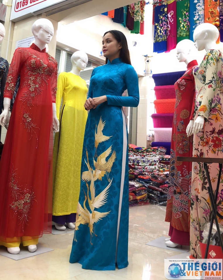 than thai hut hon cua co gai mac ao dai xanh tang hoa cho tong thong trump