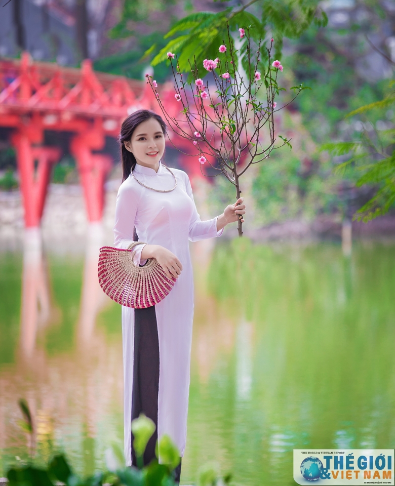 than thai hut hon cua co gai mac ao dai xanh tang hoa cho tong thong trump