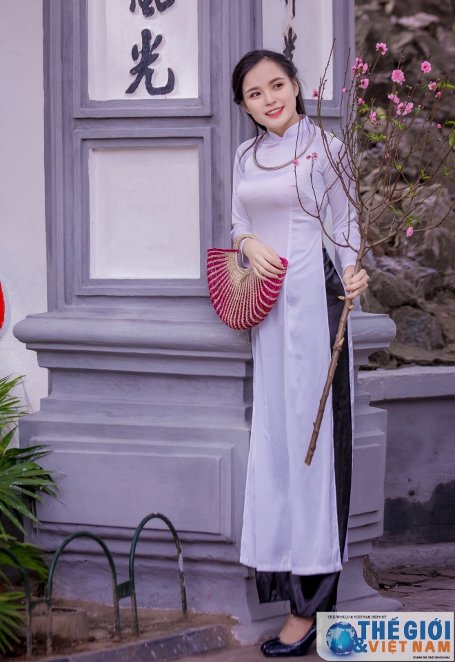 than thai hut hon cua co gai mac ao dai xanh tang hoa cho tong thong trump
