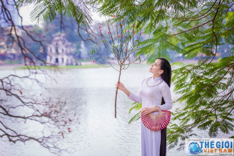 than thai hut hon cua co gai mac ao dai xanh tang hoa cho tong thong trump