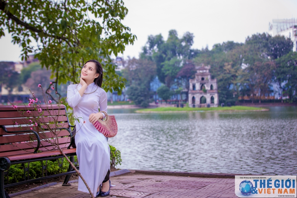 than thai hut hon cua co gai mac ao dai xanh tang hoa cho tong thong trump