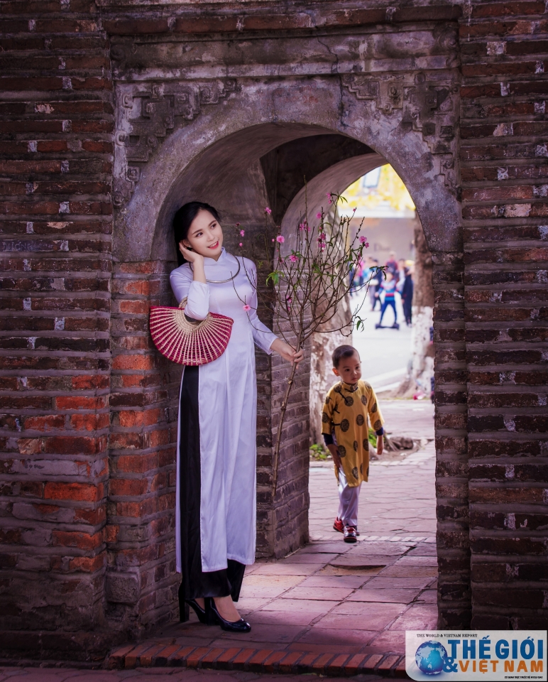 than thai hut hon cua co gai mac ao dai xanh tang hoa cho tong thong trump
