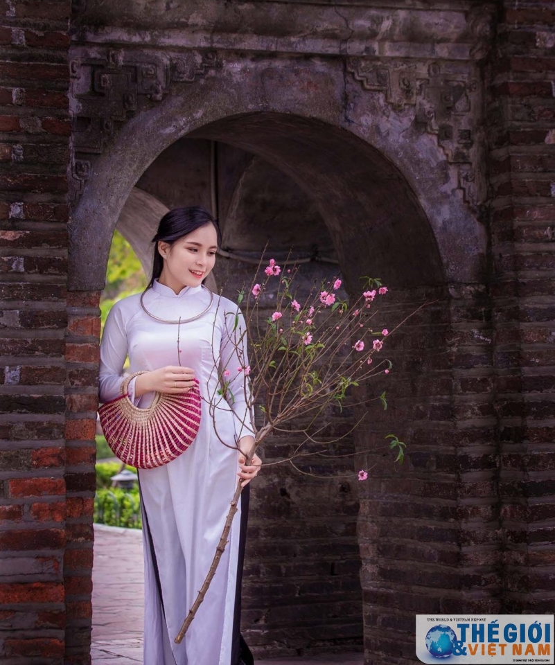 than thai hut hon cua co gai mac ao dai xanh tang hoa cho tong thong trump