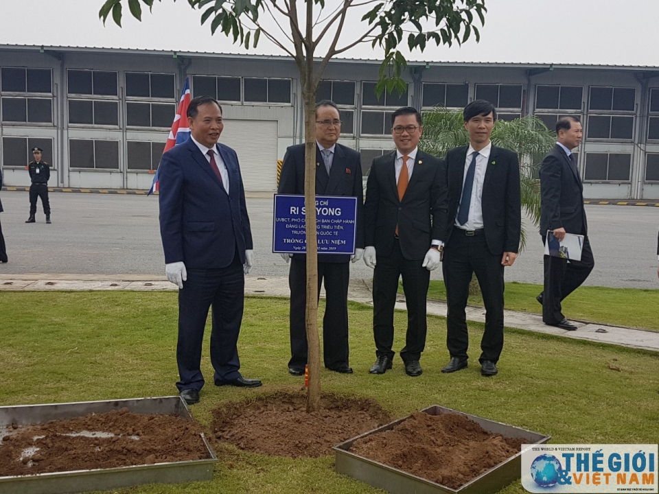 nhung hinh anh dau tien ve chuyen tham hai duong cua doan dai bieu cap cao trieu tien