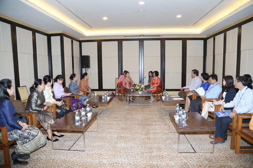 that chat hon nua tinh cam gan bo giua can bo nu hai bo ngoai giao viet lao