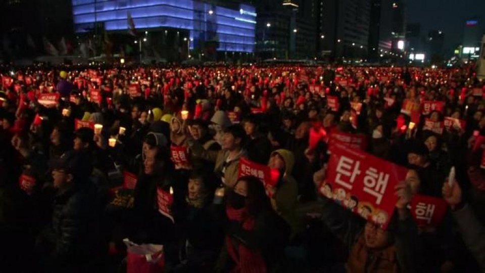 han quoc nguoi dan tiep tuc bieu tinh phan doi ba park geun hye