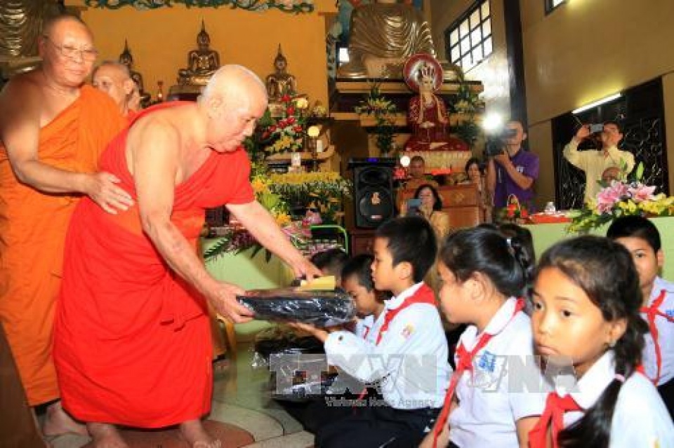 tuong niem danh tang dat viet tai lao